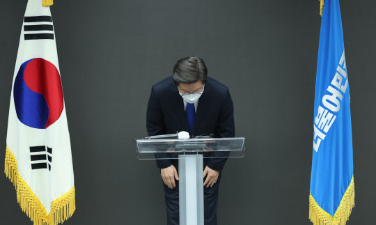 이재명 더불어민주당 대선 후보가 10일 "모든 것은 다 저의 부족함 때문이다. 여러분의 패배도 민주당의 패배도 아니다. 모든 책임은 오롯이 저에게 있다"며 패배를 선언한 뒤 인사하고 있다. <연합뉴스>